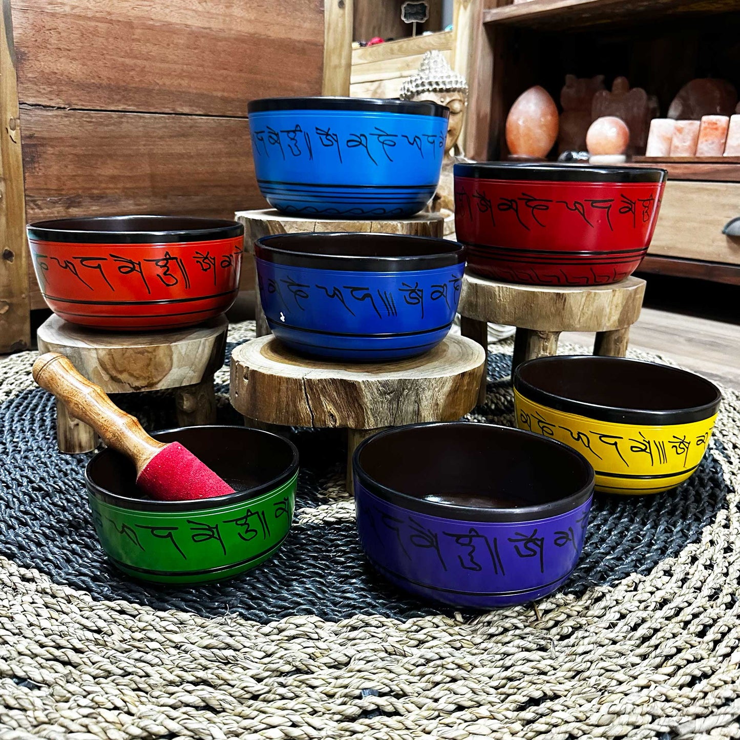 Set aus sieben kleinen tibetischen Chakra-Klangschalen (14-22 cm)