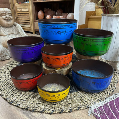 Großes Set mit sieben tibetischen Klangschalen für Chakren (19,5-35 cm)