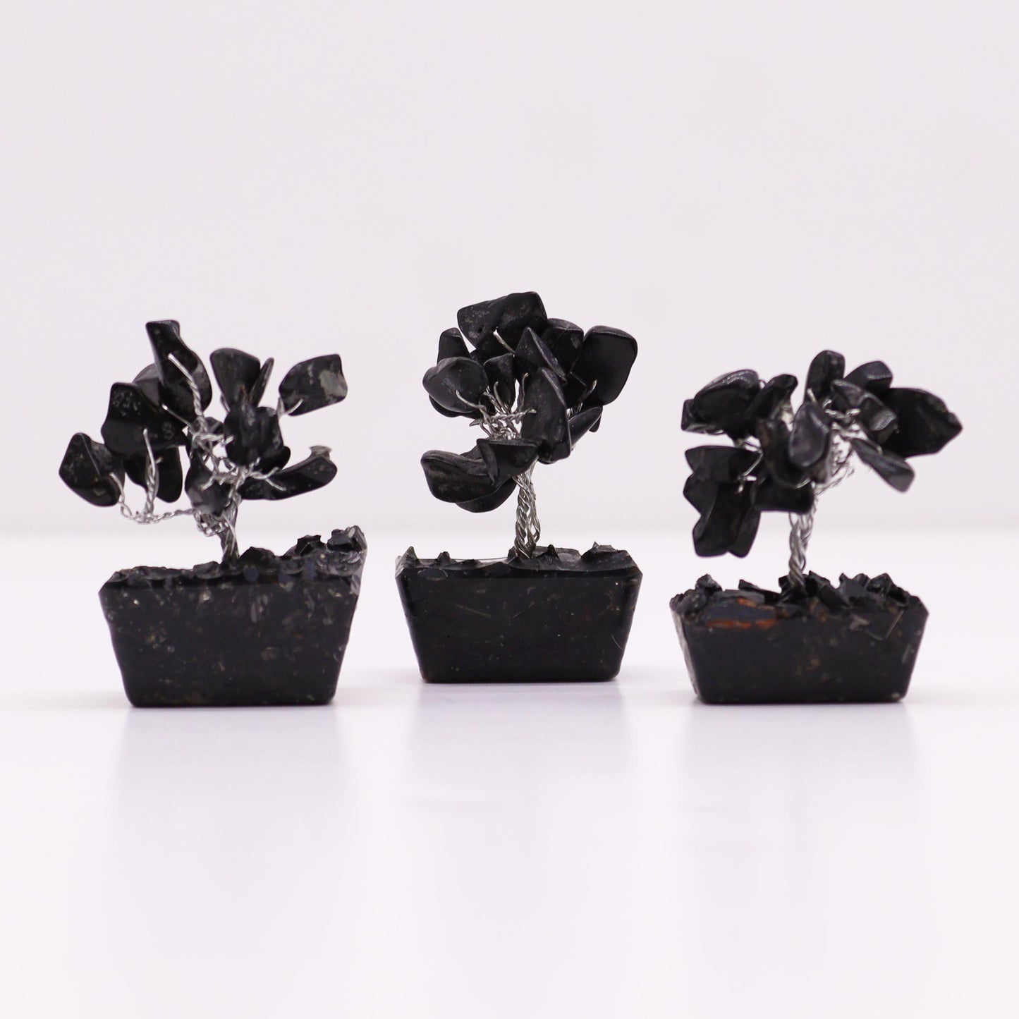 Mini-Edelsteinbaum auf Orgonitbasis – Schwarzer Achat (15 Steine)