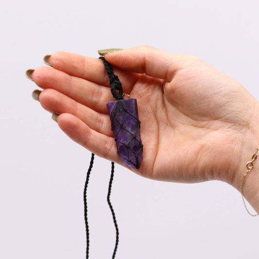 Flacher Anhänger mit Edelsteinen - Amethyst