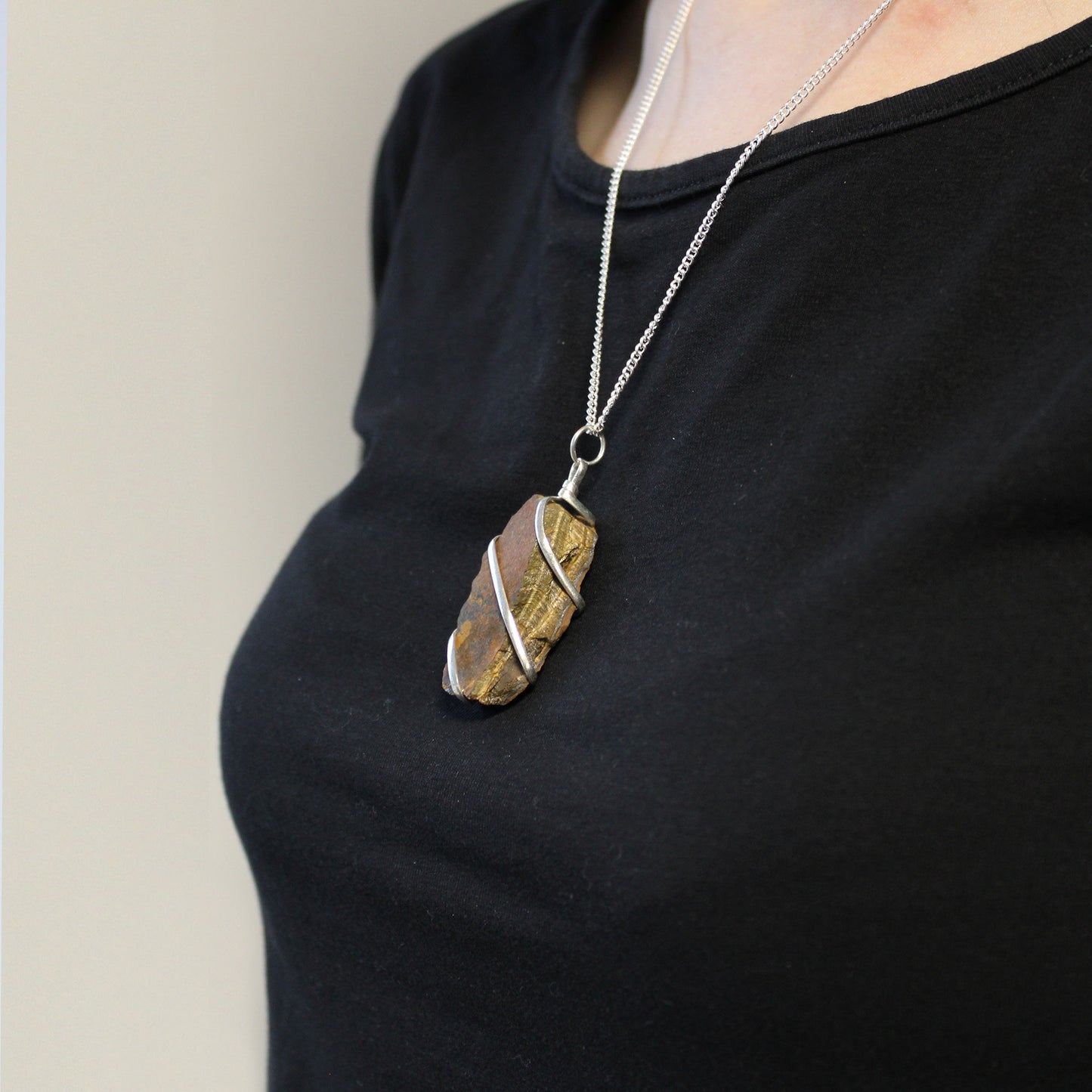 Collier en pierres précieuses enveloppées en cascade - Œil de tigre brut