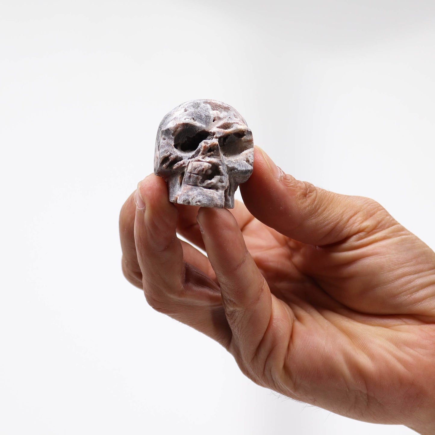 Aus Kalzitgeoden geschnitzter Totenkopf – (ca. 4,5 cm)
