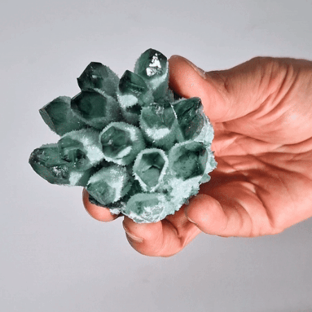 Natürlicher handgefertigter Quarzcluster – Grüner Phantomquarz (ca. 250–300 g, 8 cm)