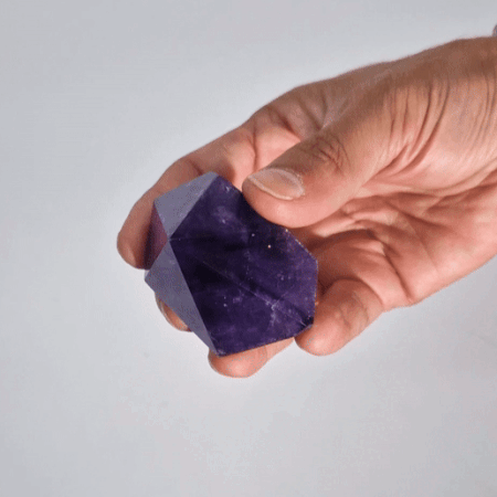 Dunkel gefärbte Amethyst-Spitzsteine ​​– Mittel (ca. 5,5–6,5 cm)