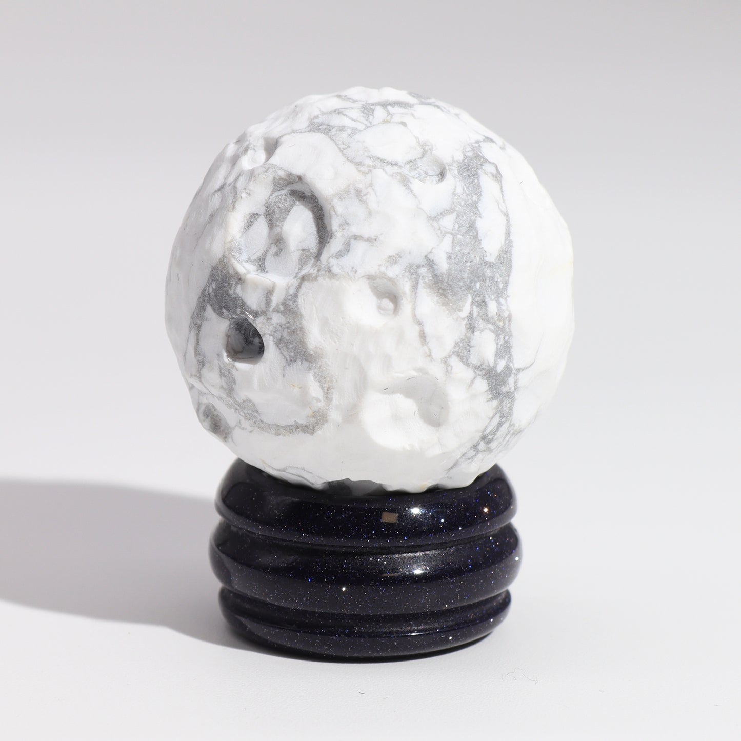 1x Planète en howlite blanche avec support solaire (LUA) - 40 mm