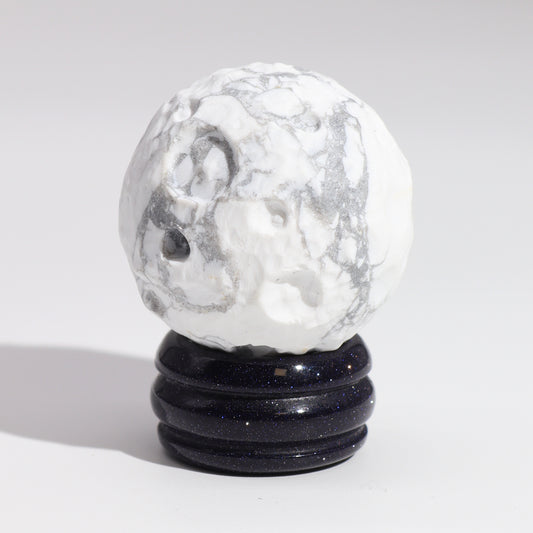 1x Weißer Howlith-Planet mit Solarständer (LUA) – 40 mm