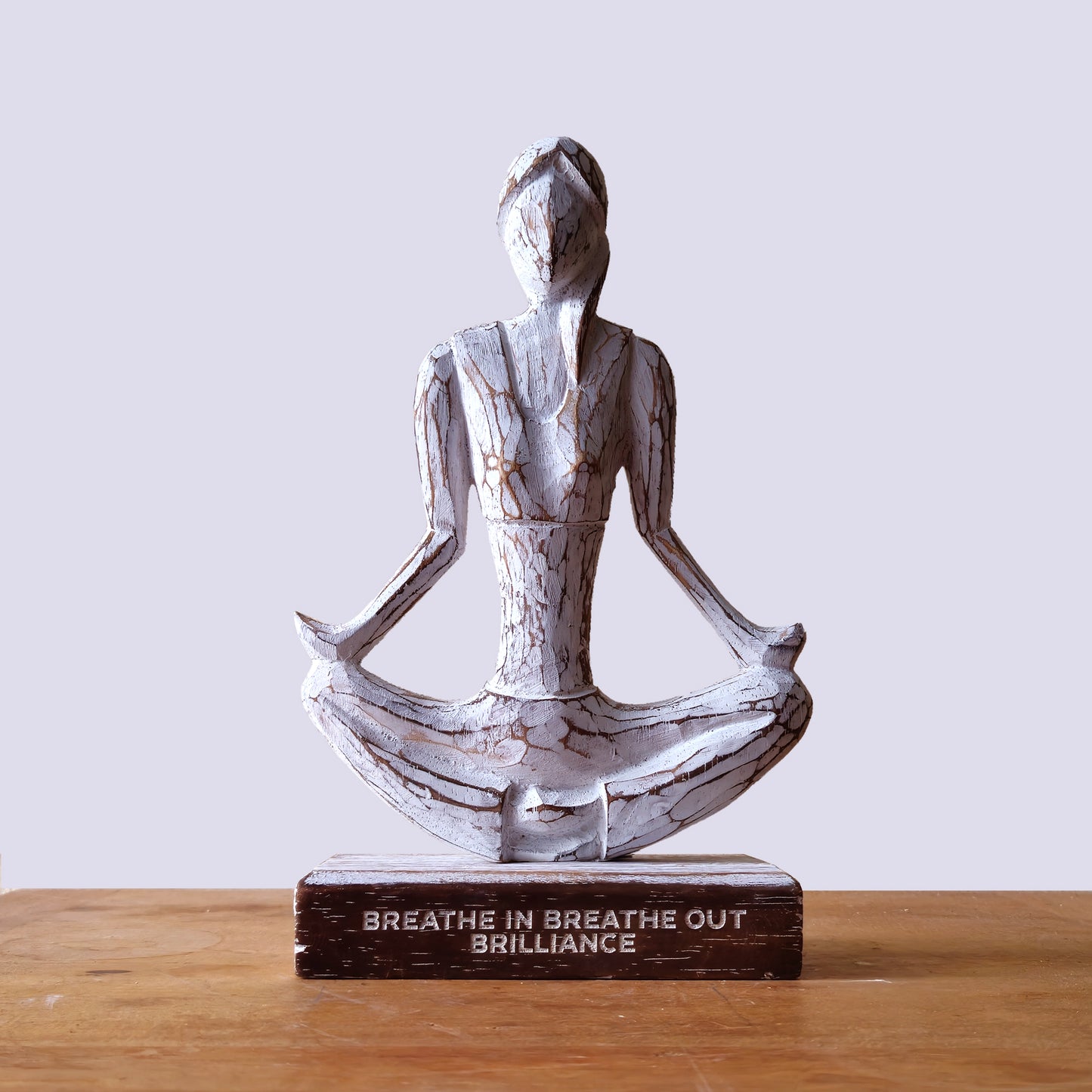 Yoga de la femme en bois - Blanchie à la chaux - Pose facile - Inspirez, expirez, brillez