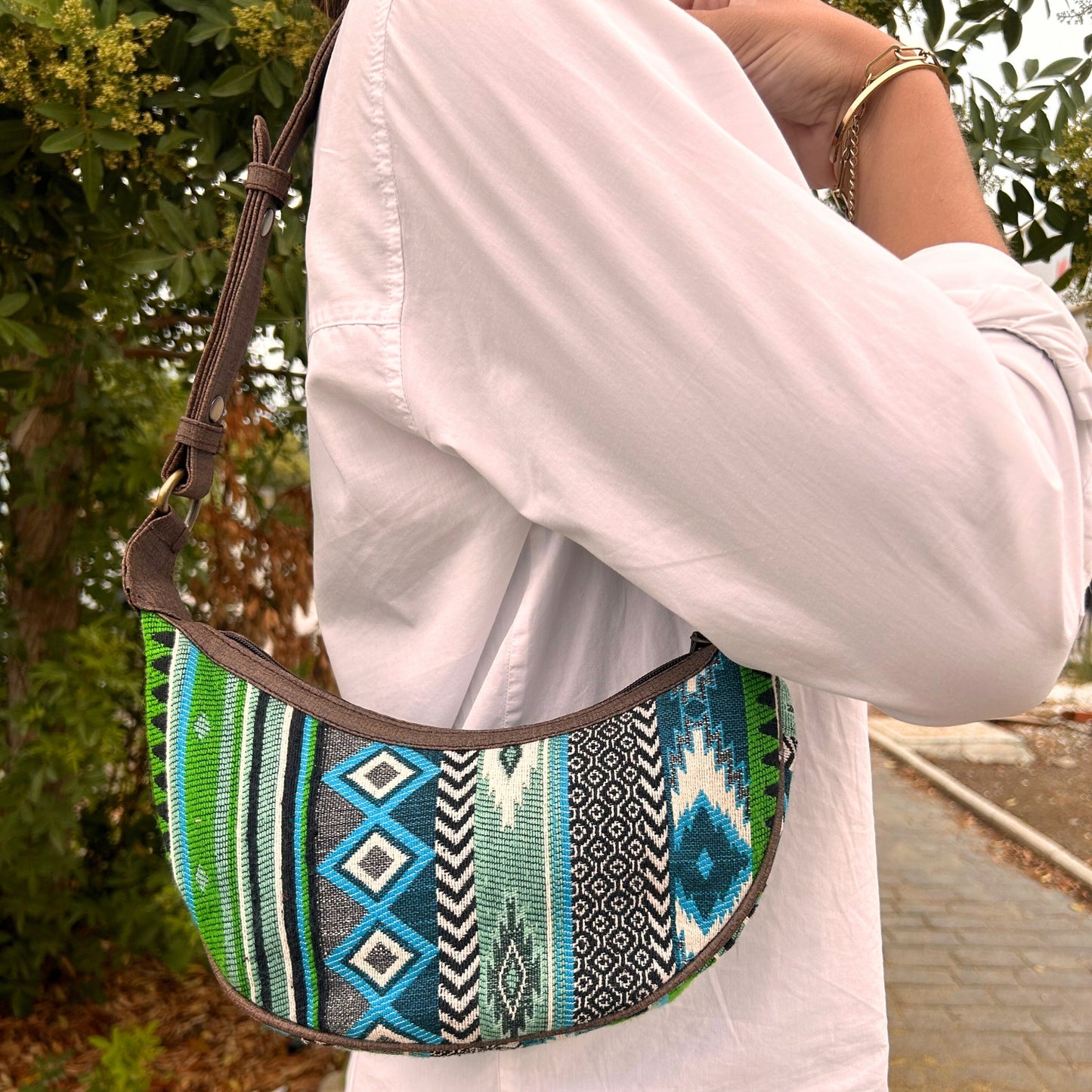 Jacquard-Hobo-Tasche – kräftiges Grün (brauner Riemen)