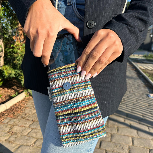 Mehrfarbige und weiß gestreifte Handytasche - verziert mit einer Eule