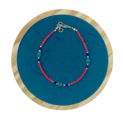 Nepalesisches Armband aus extrafeinen Edelsteinen – rosa Korallen- und Türkisperlen