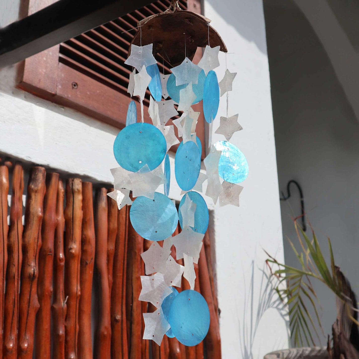 Windspiel aus Kokosnuss und Capiz – Blaue und weiße Sterne – 30 cm