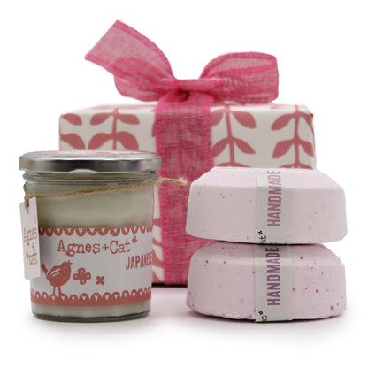 Set de Regalo: Bomba de baño de Peonías & té y rosas + Vela de Café & Nueces