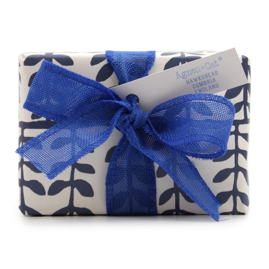 Geschenkset: Badebomben mit Meersalz und Moos &amp; Blue Dolly + Parma Violet Kerze