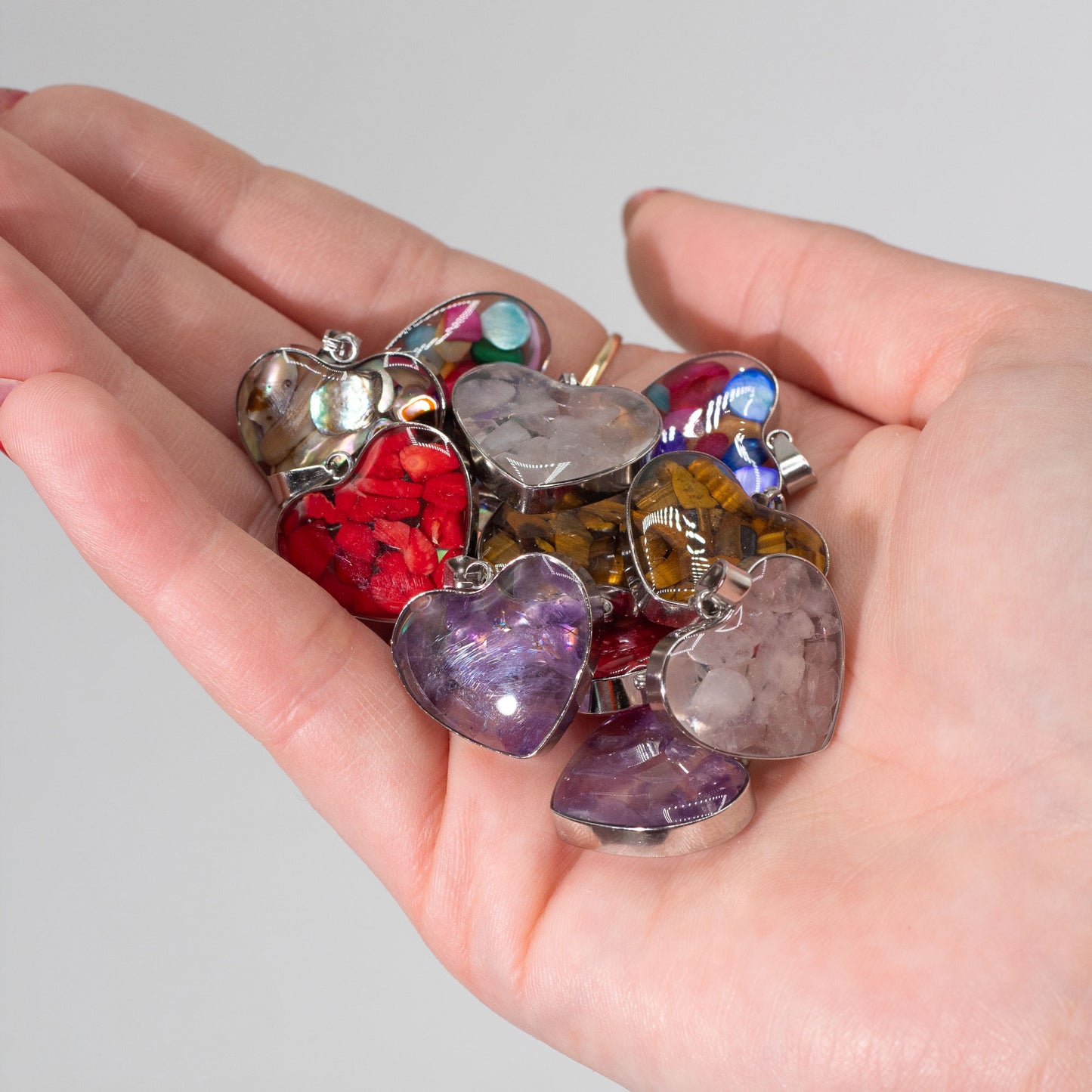 12 x Herzanhänger mit Stahlgehäuse – Sortiment aus Edelsteinsplittern und Muscheln
