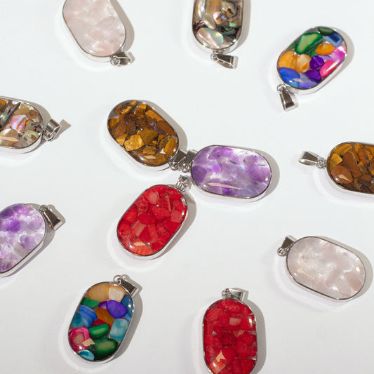 12 x ovale Anhänger mit Stahlgehäuse – Edelsteinsplitter- und Muschelsortiment