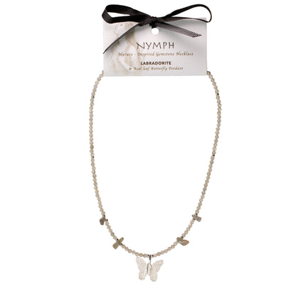 Collar de gema de labradorita Ninfa con colgante de mariposa de hoja real