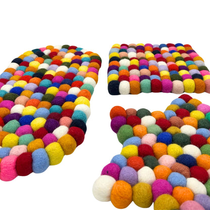 Tapete central ovalado de bolas de fieltro - 38 x 18 cm, multicolor