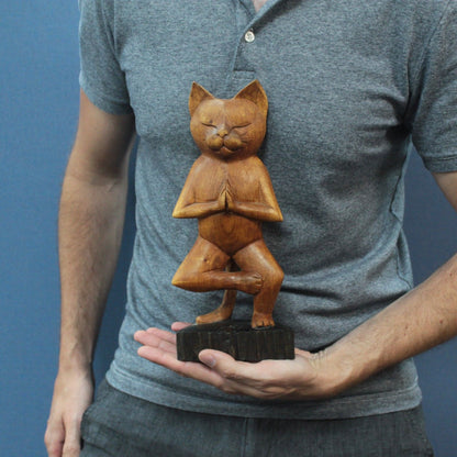 Chat de yoga sculpté à la main - Une jambe