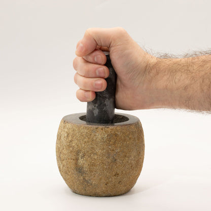 Dekorative Mörser und Stößel aus Naturflussstein – Klein (ca. 9x7 cm)