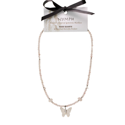 Collar de gema de cuarzo rosado Nymph con colgante de mariposa de hoja real