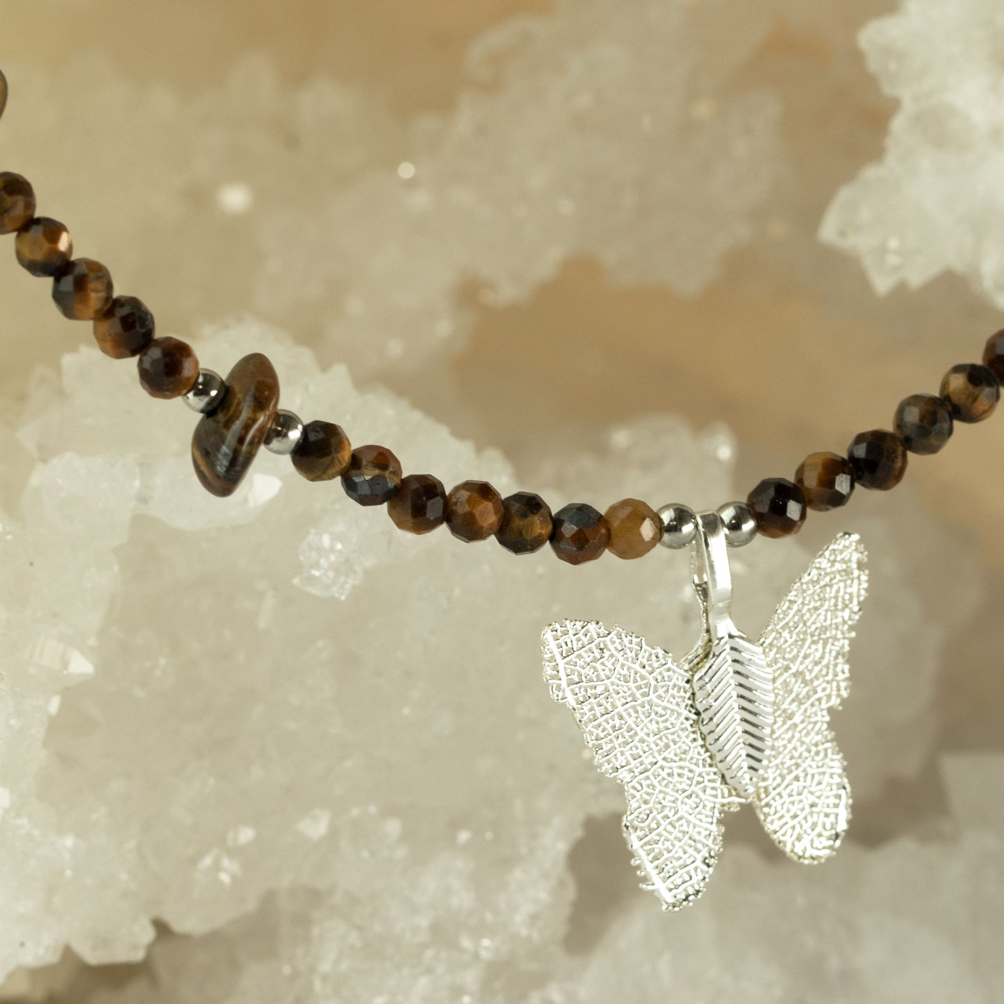 Collar de ojo de tigre con gema y colgante de mariposa hecho con una hoja real