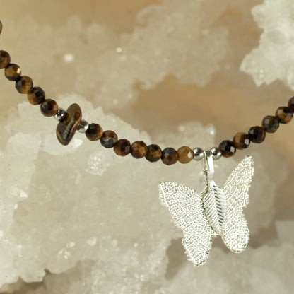 Collar de ojo de tigre con gema y colgante de mariposa hecho con una hoja real