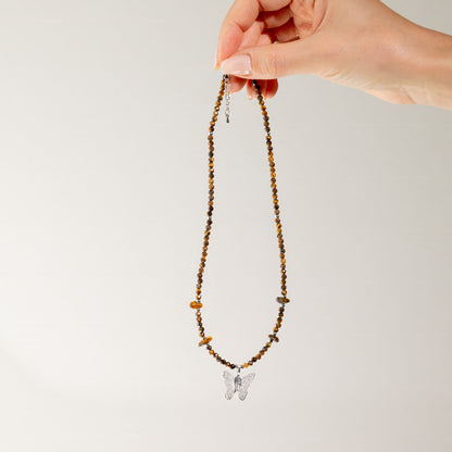 Collar de ojo de tigre con gema y colgante de mariposa hecho con una hoja real