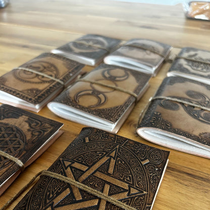 Carnets en cuir de taille moyenne assortis (5 x 3,5 pouces) - Vitrine