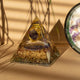 Pyramides d'organite Med 7x6 cm - Améthyste enveloppée - Paillettes de cuivre