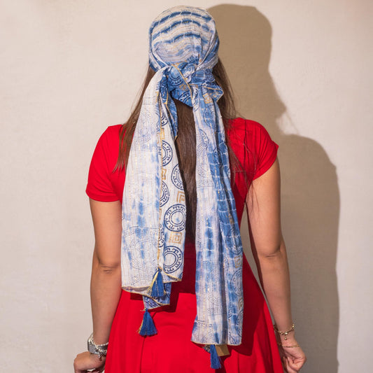 Nomad Sari Schal mit Marbella-Print für den Sommer - Blau mit Gold (180x50cm)