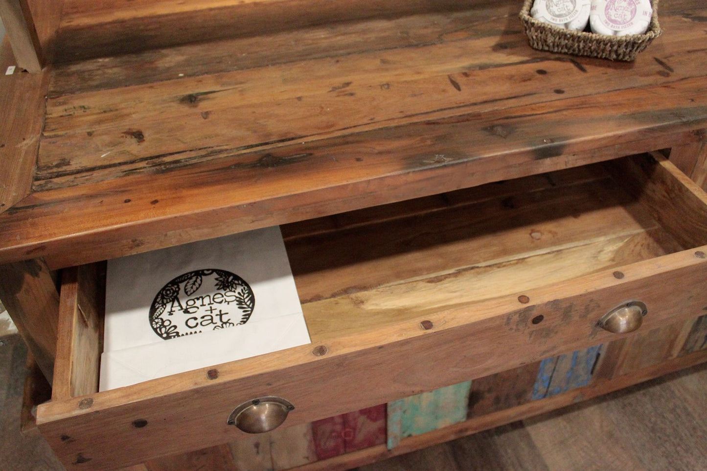 Soporte de exhibición para bombas de baño - madera reciclada