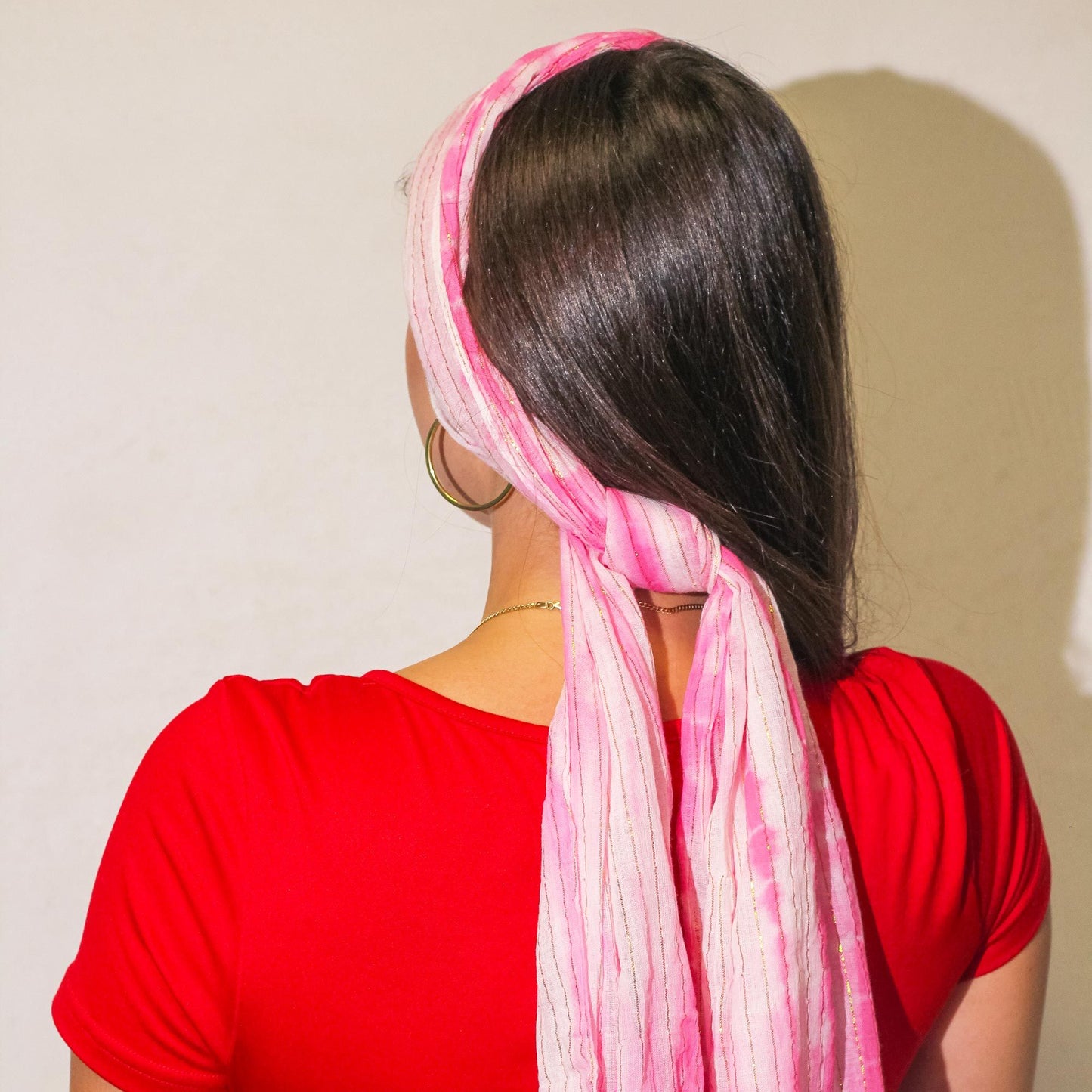 Foulard rose vif Nomad Sari pour les fêtes - Fil doré (180×50 cm)