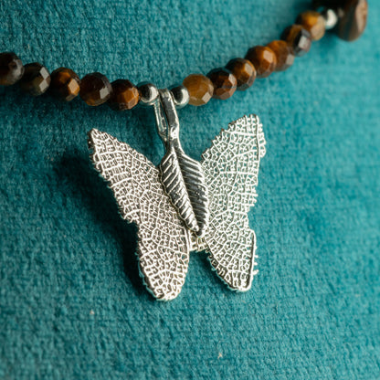 Collar de ojo de tigre con gema y colgante de mariposa hecho con una hoja real