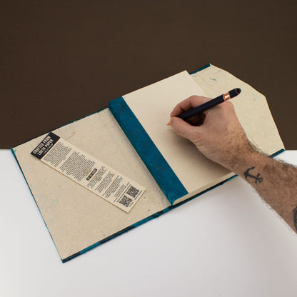 Cahier Lokta à motifs floraux – Grand (21x15cm) – 45 feuilles – Avec marque-page – Bleu nuit