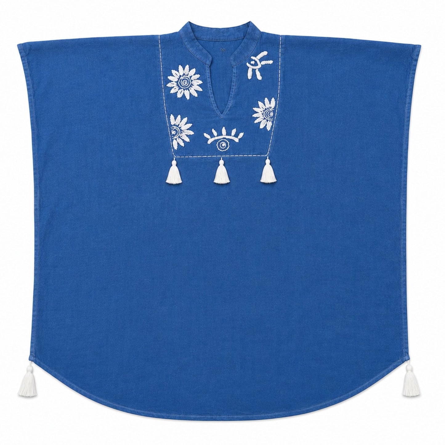 Nomad Sari en la Colección Med - Kaftán - Azul con bordado en crema y borlas