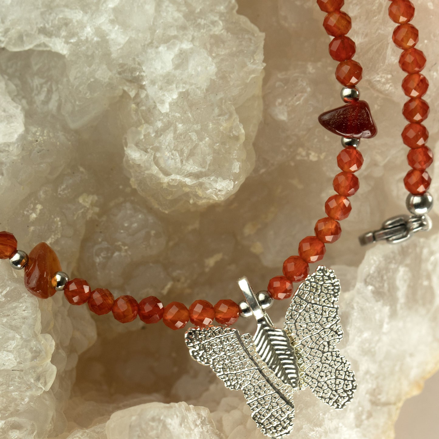 Collar de gema de rubí Nymph con colgante de mariposa hecho con una hoja real