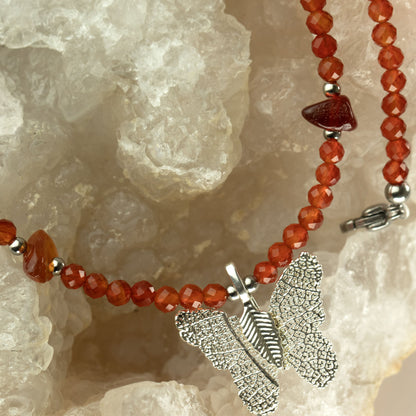 Collar de gema de rubí Nymph con colgante de mariposa hecho con una hoja real