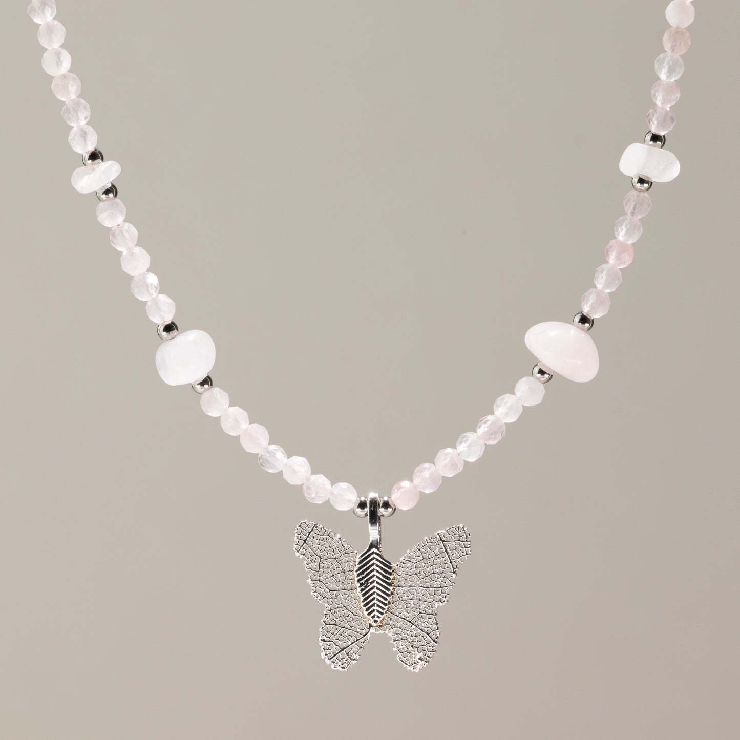 Collar de gema de cuarzo rosado Nymph con colgante de mariposa de hoja real