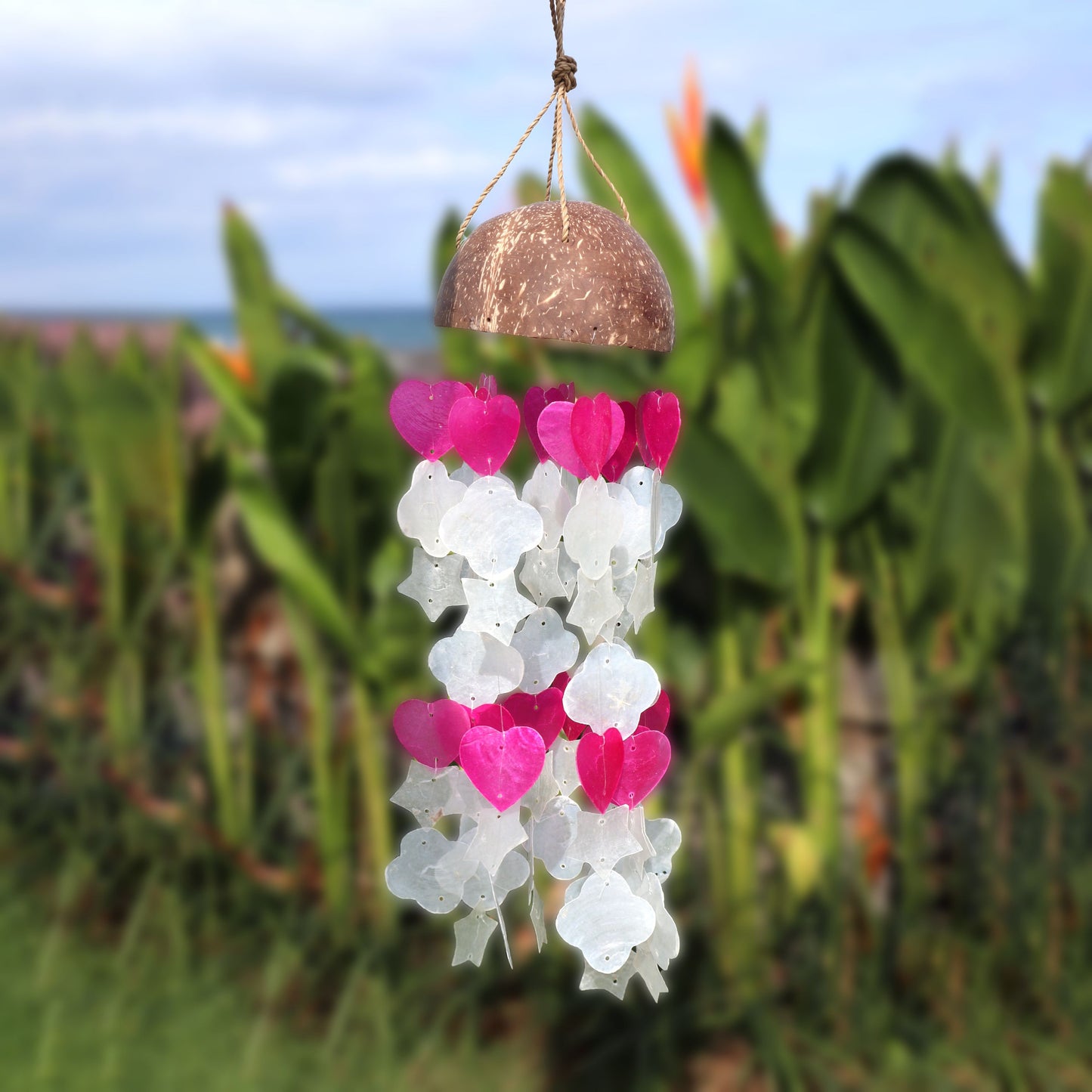 Windspiele aus Kokosnuss und Capiz – verschiedene Formen in Rosa und Weiß – 35 cm