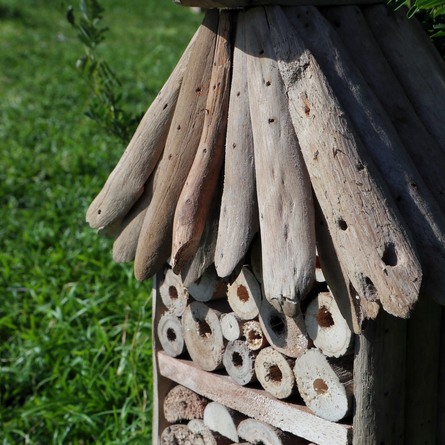Abri pour insectes et abeilles en bois flotté - Maison à deux étages