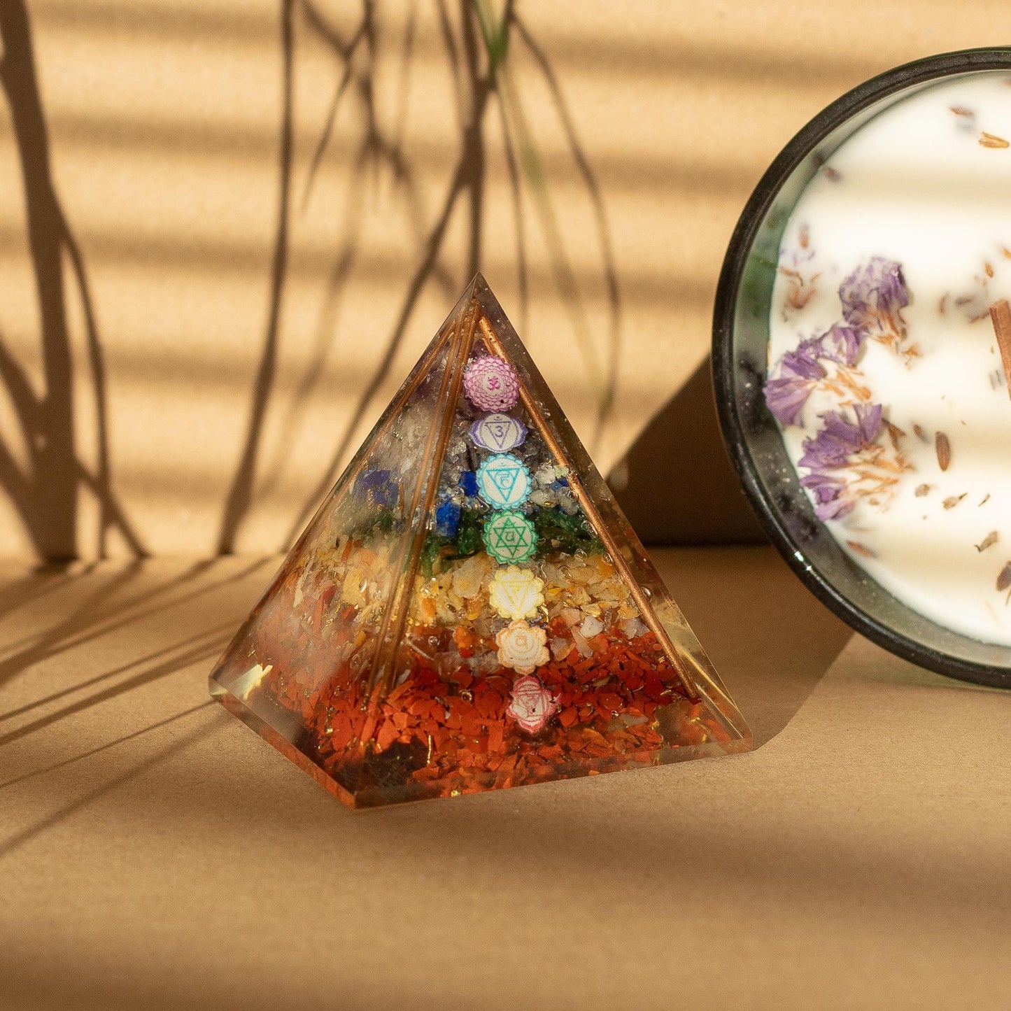 Mittelgroße Orgonitpyramiden 7x6cm – Kupferstäbe – 7 Chakra-Chips