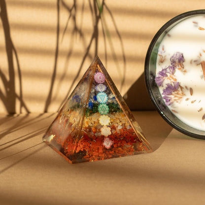 Mittelgroße Orgonitpyramiden 7x6cm – Kupferstäbe – 7 Chakra-Chips