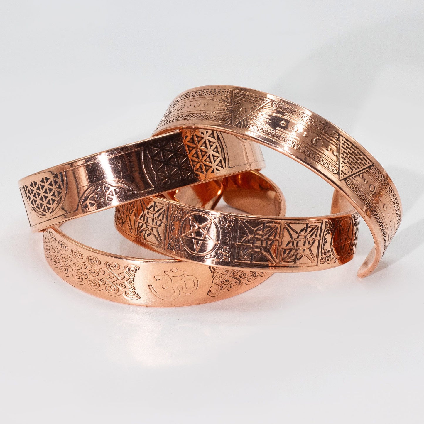 Massive Kupferarmbänder mit eingravierten Affirmationen (sortiert)