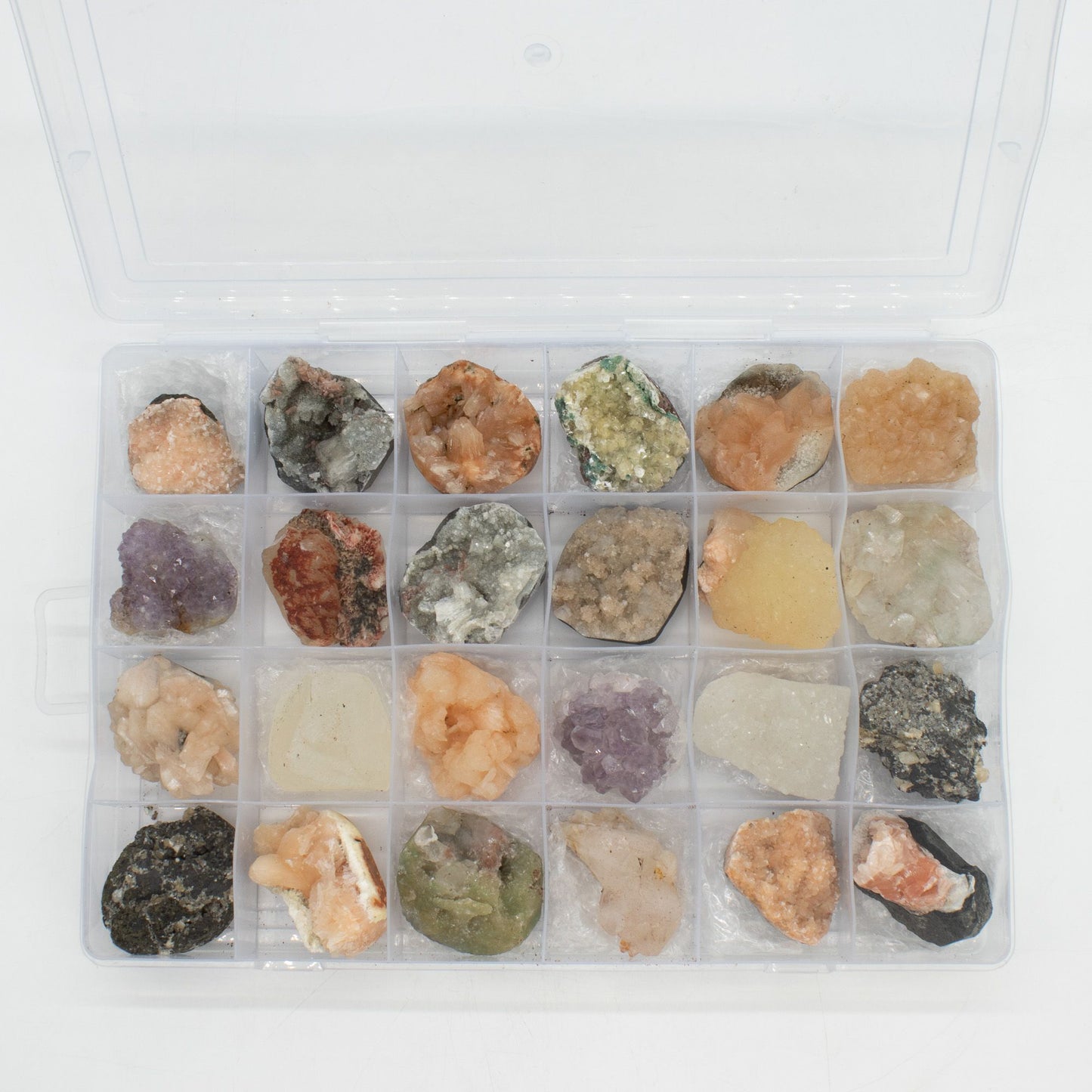 Muestras minerales - Zeolitas mixtas de la India en una vitrina (Apofilita blanca, Estilbita, Cuarzo dedo, Amatista, Estilbita verde, Heulandita)
