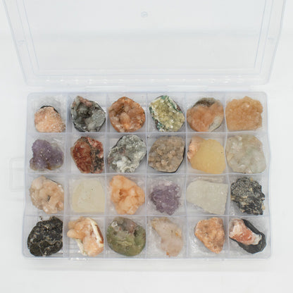 Muestras minerales - Zeolitas mixtas de la India en una vitrina (Apofilita blanca, Estilbita, Cuarzo dedo, Amatista, Estilbita verde, Heulandita)