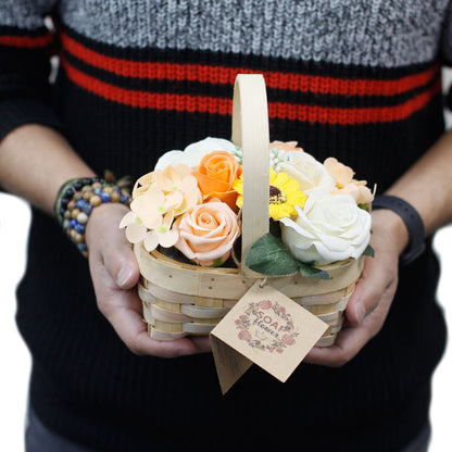 Bouquet dans un panier en osier - orange moyen