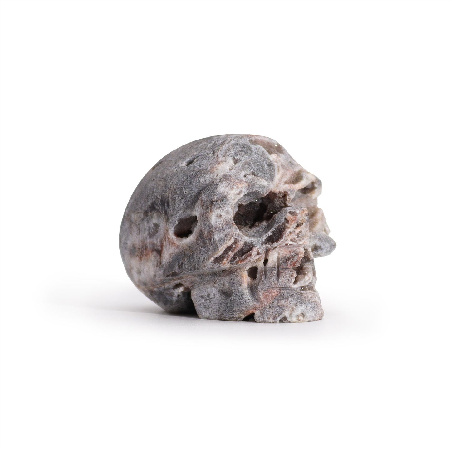 Aus Kalzitgeoden geschnitzter Totenkopf – (ca. 4,5 cm)