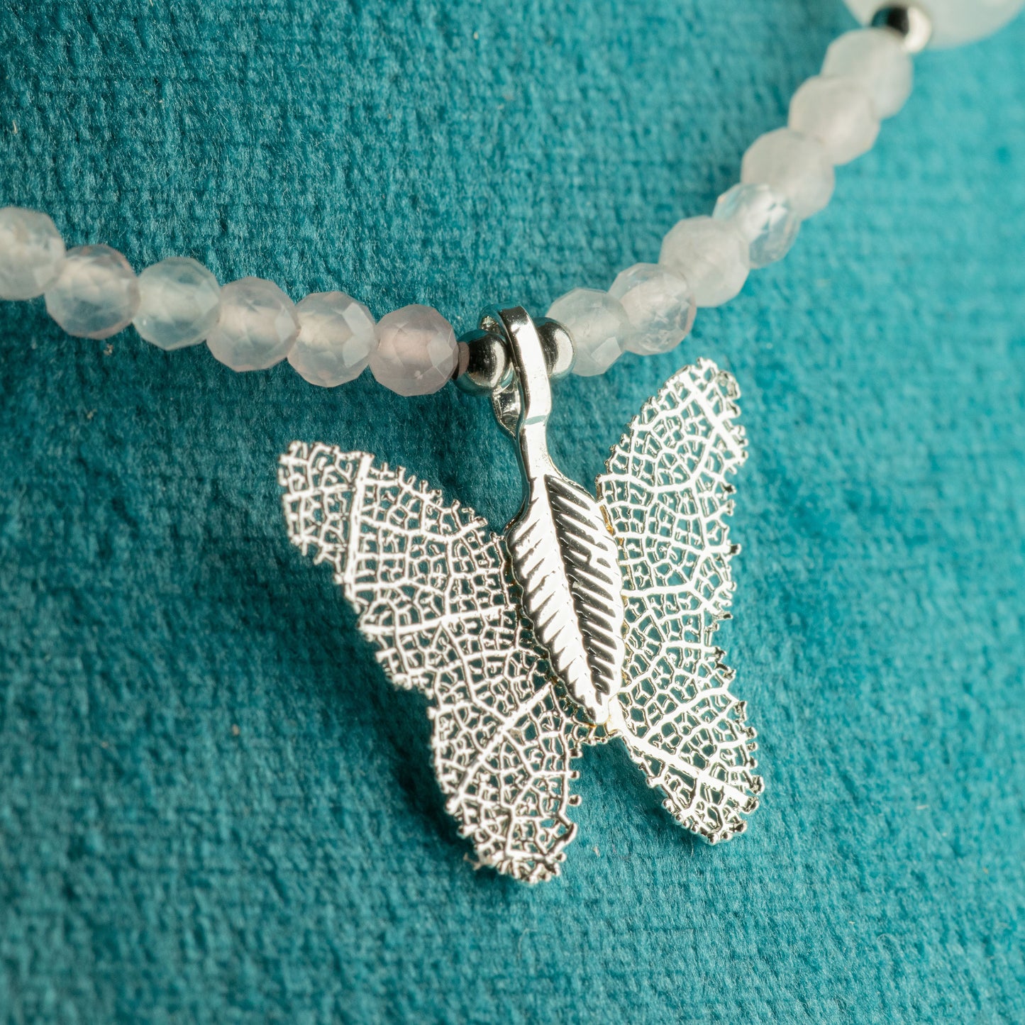 Collar de gema de cuarzo rosado Nymph con colgante de mariposa de hoja real