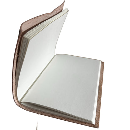 Verschiedene Hexenritual-Notizbücher - Leder (15,2 x 11,4 cm) - Vitrine