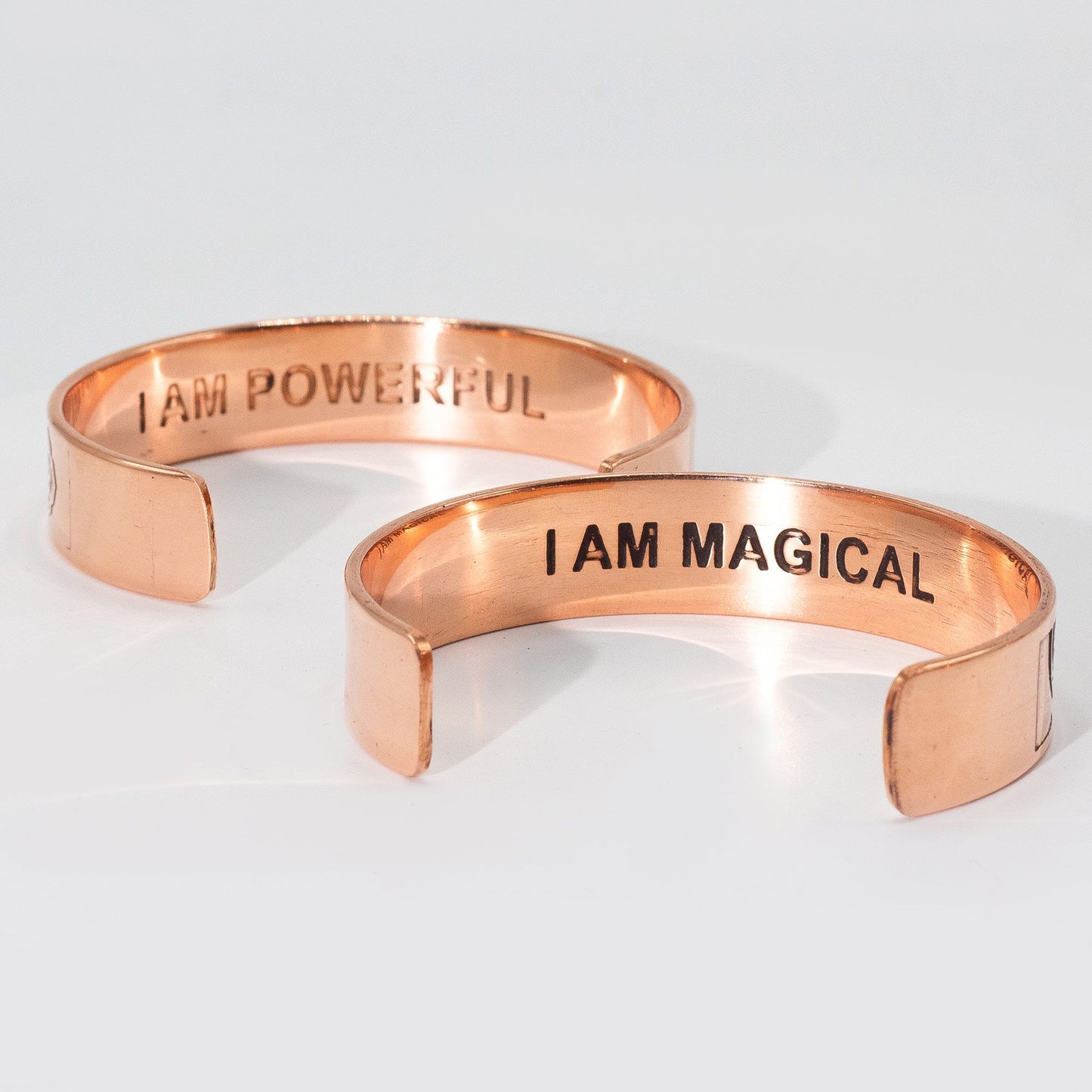 Massive Kupferarmbänder mit eingravierten Affirmationen (sortiert)